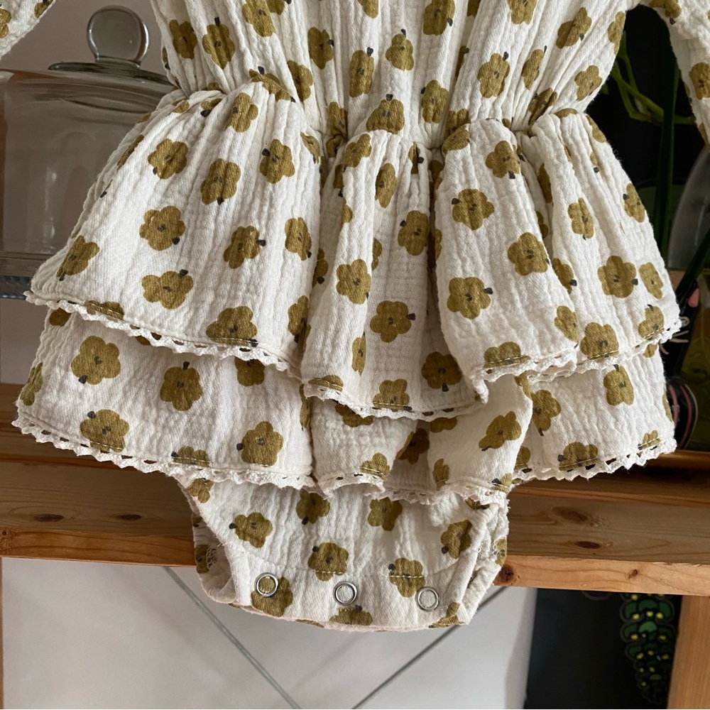 Quincy Mae Floral Rosie Romper in Ditsy Clay Floral Print 6-12m - Picture 7 of 14